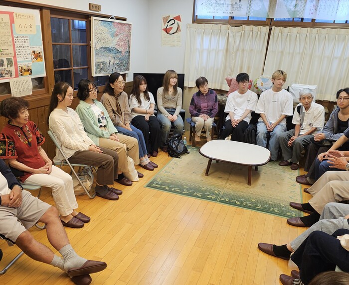 名古屋芸術大学の学生といきいき隊が回想法をしている様子