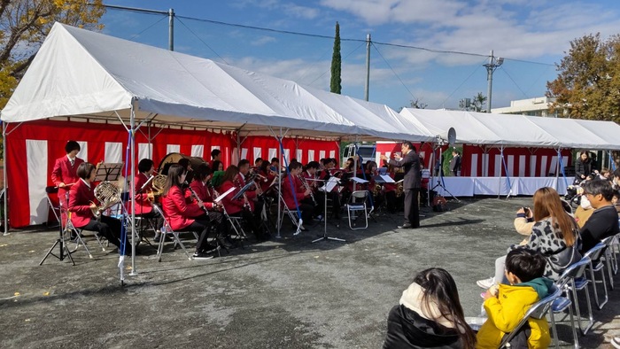 北名古屋吹奏楽団が演奏している画像