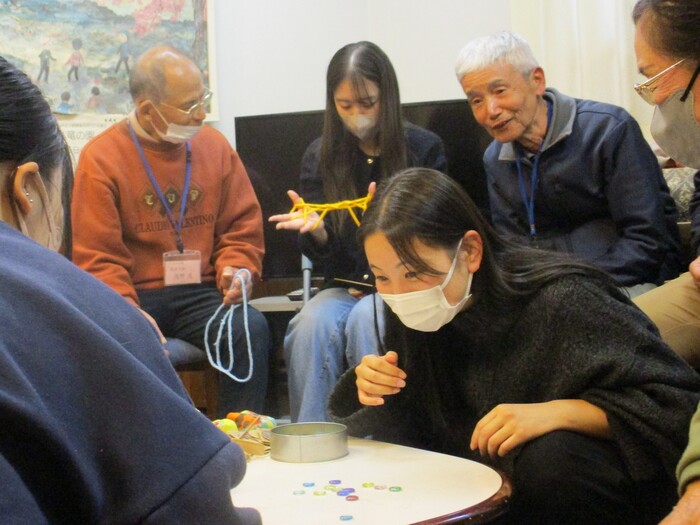 学生に遊びを教えて一緒に遊ぶ様子