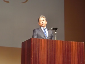 写真：あいさつのスピーチをする市長