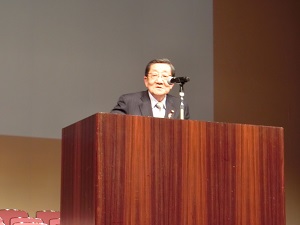 写真：あいさつのスピーチをする議長