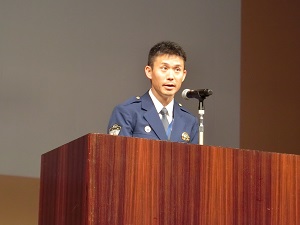 写真：あいさつのスピーチをする西枇杷島警察署長（代理　副署長）