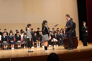 写真：表彰を受ける子ども