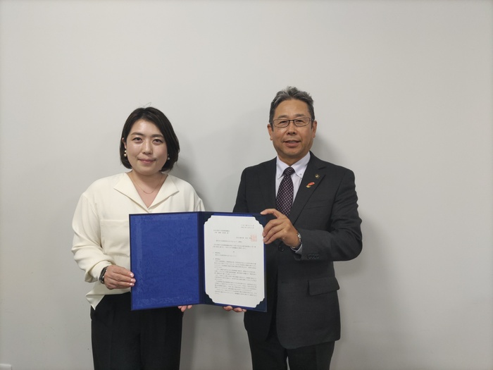 諮問時の市長と会長の写真