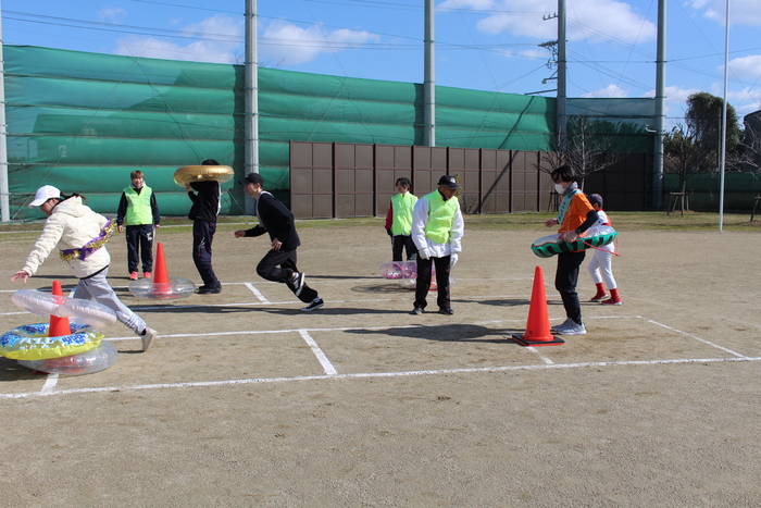 浮き輪くぐり画像