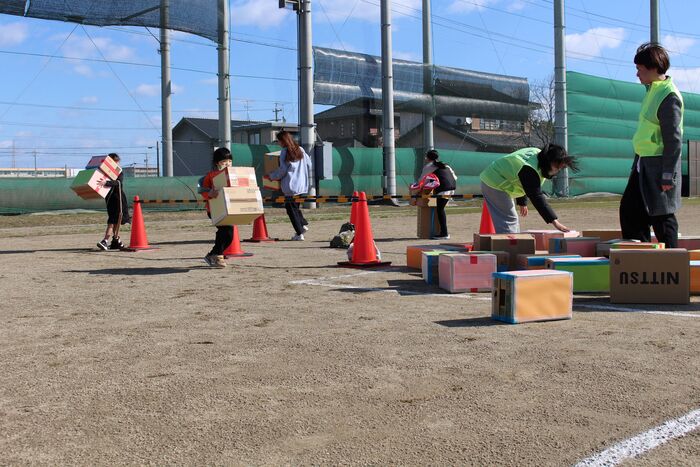 段ボールはこび画像