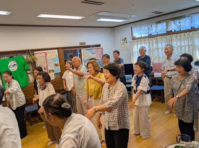 回想法センターで笑顔で練習している様子