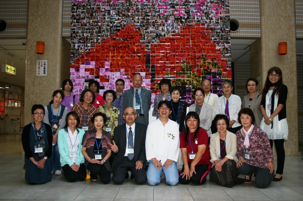 地球のステージ　桑山紀彦さんと男女共同参画推進事業実行委員会の集合写真