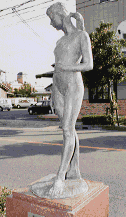 ブロンズで出来た踊り子の像の画像