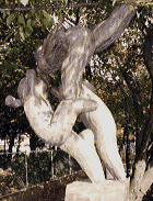 ブロンズで出来た躍動する三人の子供の銅像
