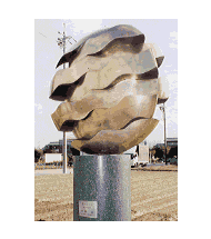 ブロンズで出来た球体に波形の亀裂が入ったオブジェクトの画像