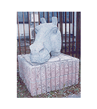 石で出来た馬の頭の像の画像