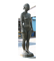 ブロンズで出来た女性の像の画像