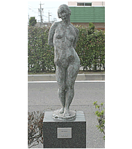 ブロンズで出来た女性の像の画像