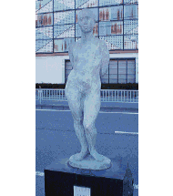 ブロンズでできた男性の像の画像